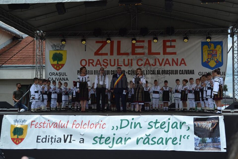 Festivalul folcloric „Din stejar, stejar răsare!”, ediția a VI-a, a reunit câteva sute de spectatori la Cajvana