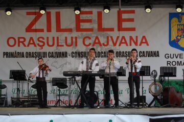 Festivalul folcloric „Din stejar, stejar răsare!”, ediția a VI-a, a reunit câteva sute de spectatori la Cajvana