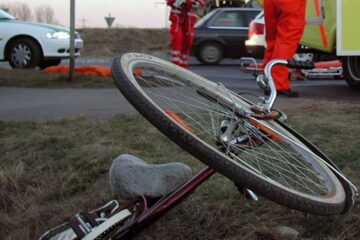 Din păcate, tânărul aflat pe bicicletă nu a mai putut fi salvat de echipajul medical sosit la fața locului