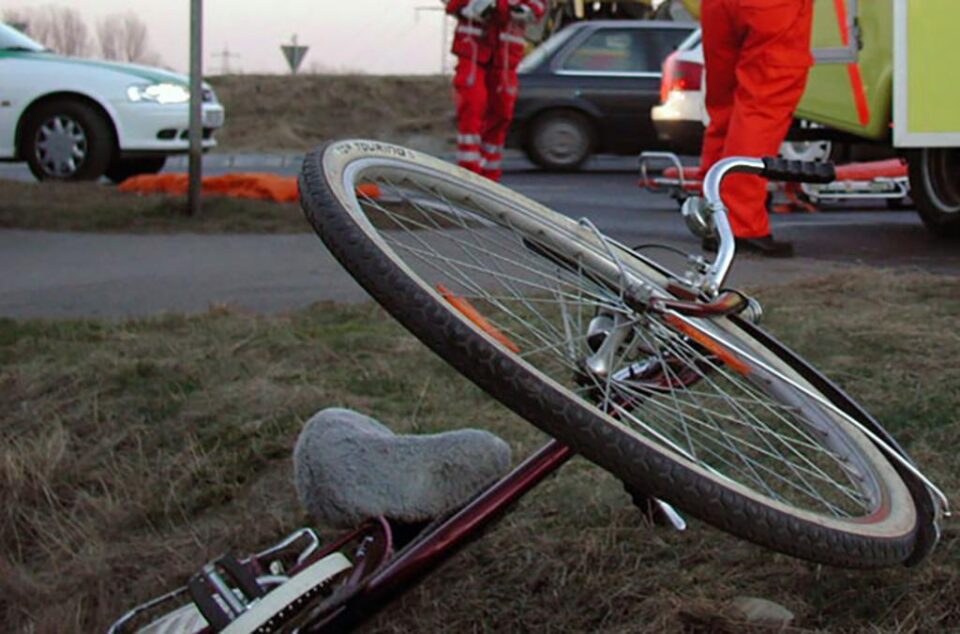 Din păcate, tânărul aflat pe bicicletă nu a mai putut fi salvat de echipajul medical sosit la fața locului Din păcate, tânărul aflat pe bicicletă nu a mai putut fi salvat de echipajul medical sosit la fața locului