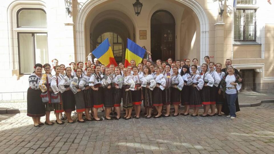 Corala „Ciprian Porumbescu” a Colegiului Național „Ștefan cel Mare” din Suceava a câștigat două medalii de argint la un concurs internațional desfășurat în Letonia