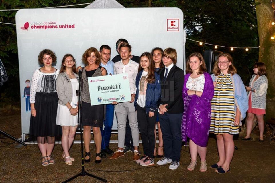 Ciprian Tuchiluș și echipa care a câștigat premiul I