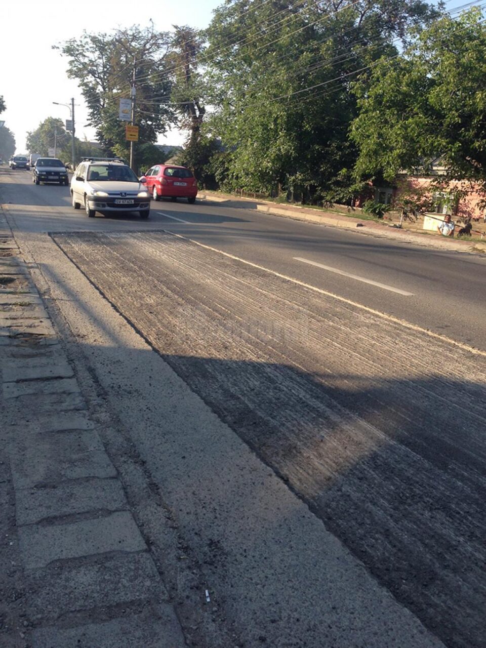 La cinci ani după modernizarea pe fonduri europene, principala arteră de circulația a intrat în reparații