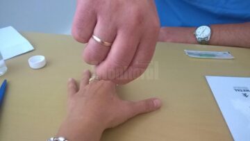 Potrivit medicinei tradiționale chinezești, terapia cu ace echilibrează energia de pe meridiane