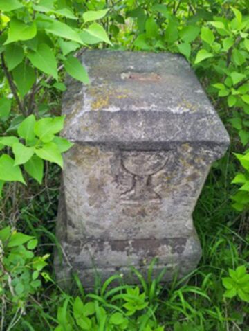 Decorațiunile metalice din cimitirul vechi din Cacica - furate, pietre funerare din anul 1800 - vandalizate