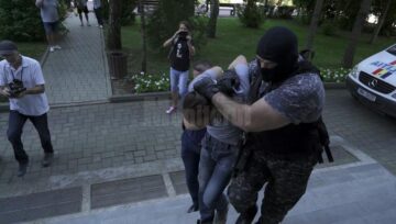 Individul a fost prezentat în fața magistraților imobilizat și cu măsuri aspre de securitate