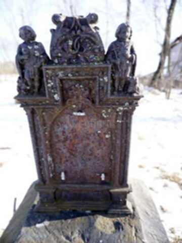 Decorațiunile metalice din cimitirul vechi din Cacica - furate, pietre funerare din anul 1800 - vandalizate