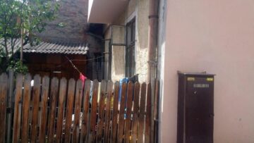 Casa în care a primit repartiție de la primărie este veche și necesită o mulțime de reparații