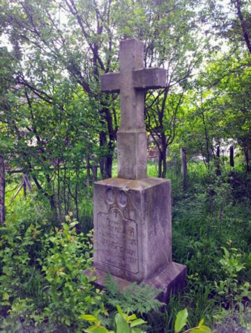 Decorațiunile metalice din cimitirul vechi din Cacica - furate, pietre funerare din anul 1800 - vandalizate