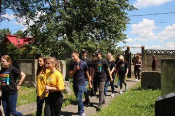 Voluntarii germani care au făcut curățenie în cimitire din Suceava