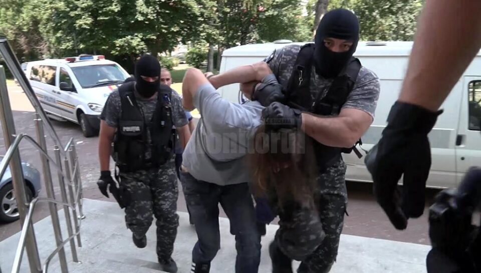 Individul a fost prezentat în fața magistraților imobilizat și cu măsuri aspre de securitate