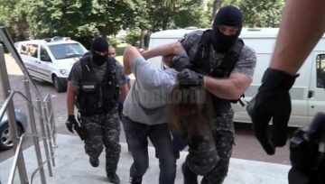 Individul a fost prezentat în fața magistraților imobilizat și cu măsuri aspre de securitate