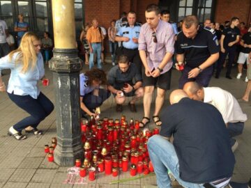 Colegii polițiști și jandarmi au pus lumânări, aseară, în locul unde polițistul a fost ucis mișelește