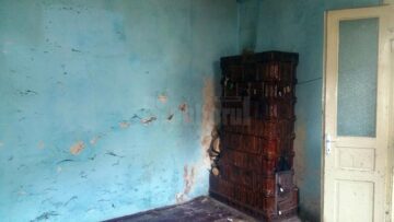 Casa în care a primit repartiție de la primărie este veche și necesită o mulțime de reparații