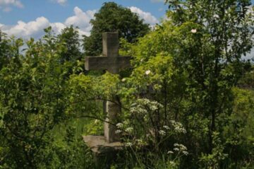 Decorațiunile metalice din cimitirul vechi din Cacica - furate, pietre funerare din anul 1800 - vandalizate