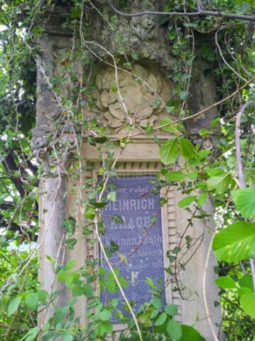 Cea mai spectaculoasă piatră funerară, încă prezentă