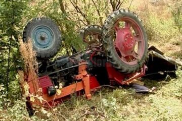 Bărbatul s-a răsturnat cu tractorul pe un câmp