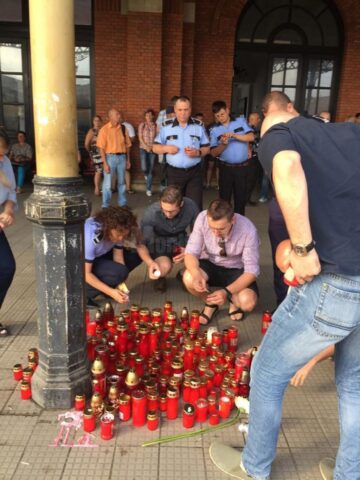 Colegii polițiști și jandarmi au pus lumânări, aseară, în locul unde polițistul a fost ucis mișelește