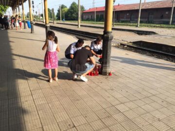 Colegii polițiști și jandarmi au pus lumânări, aseară, în locul unde polițistul a fost ucis mișelește