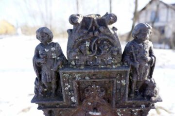 Decorațiunile metalice din cimitirul vechi din Cacica - furate, pietre funerare din anul 1800 - vandalizate