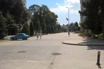 Strada Ștefan cel Mare a fost închisă total circulației rutiere în dreptul Palatului Administrativ, fiind scoase inclusiv mașinile parcate acolo