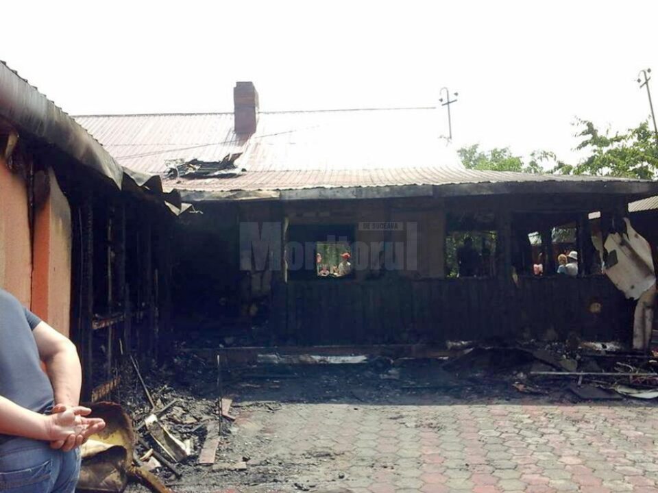 Incendiul a izbucnit dintr-un hol al bucătăriei de vară și în scurt timp flăcările s-au extins la casa de locuit și la o altă anexă
