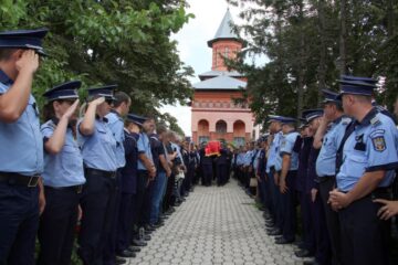 O mulțime impresionantă a fost la înmormântarea lui Sorin Vezeteu
