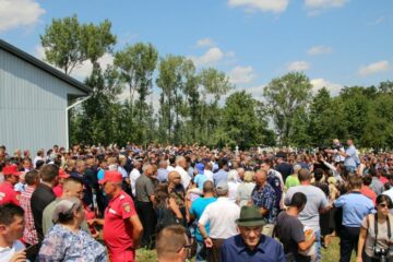 O mulțime impresionantă a fost la înmormântarea lui Sorin Vezeteu