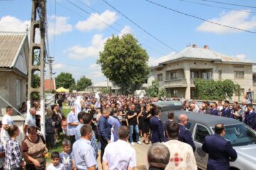 O mulțime impresionantă a fost la înmormântarea lui Sorin Vezeteu