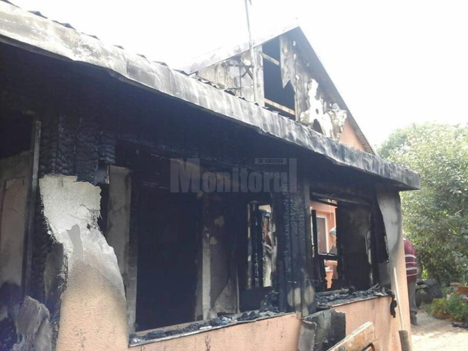 Incendiul a izbucnit dintr-un hol al bucătăriei de vară și în scurt timp flăcările s-au extins la casa de locuit și la o altă anexă