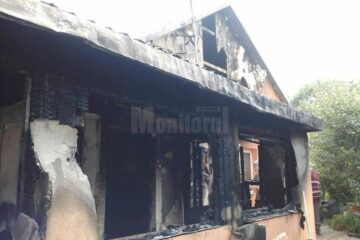 Incendiul a izbucnit dintr-un hol al bucătăriei de vară și în scurt timp flăcările s-au extins la casa de locuit și la o altă anexă