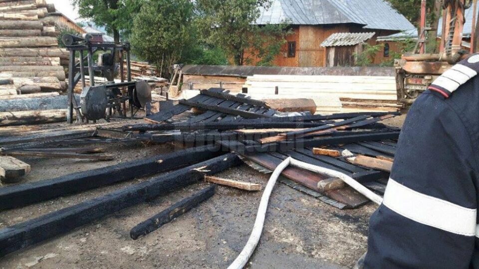 Incendiu cu pagube de 100.000 de lei la un banzic din Negrileasa