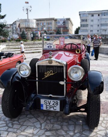 Cea mai veche mașină expusă - Fiatul 520 Torpedo, fabricat în 1928, care aparține fălticeneanului Iulian Todirică