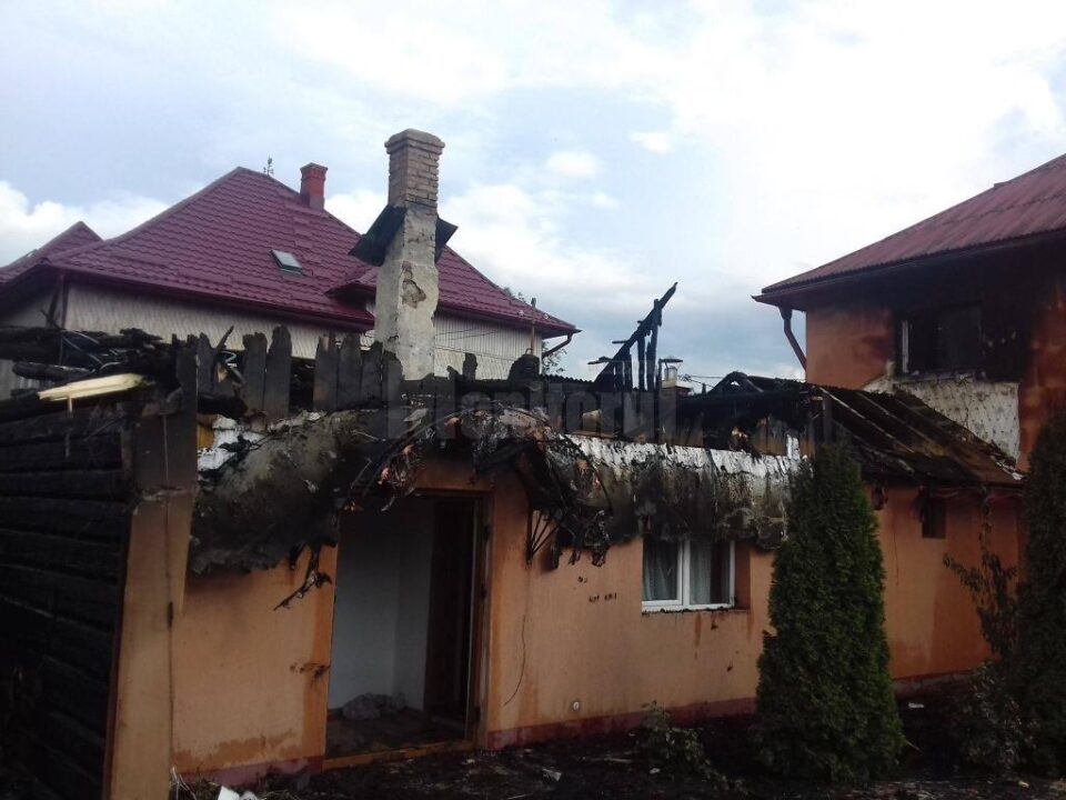 Pompierii au actionat aproape doua ore pentru lichidarea incendiului