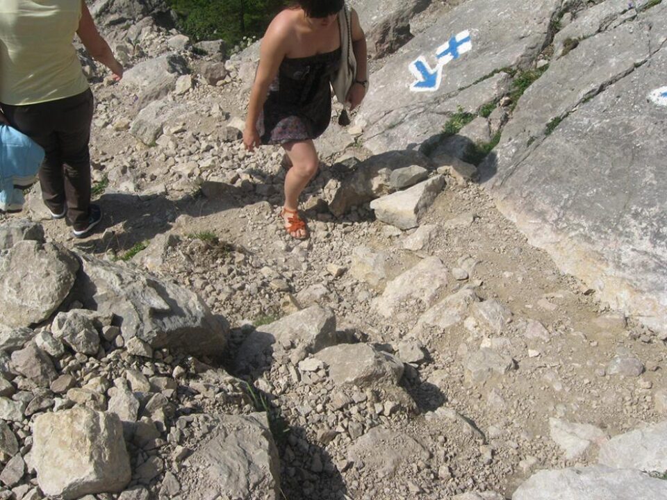 Aproximativ 70% din turiștii care urcă pe masivul Rarău sunt echipați necorespunzător Aproximativ 70% din turiștii care urcă pe masivul Rarău sunt echipați necorespunzător