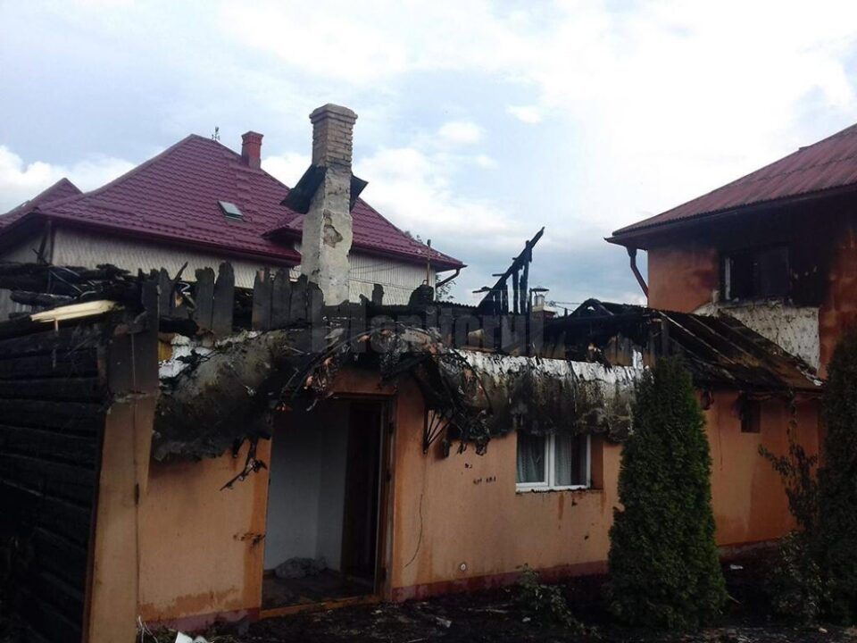 Trăsnetul a aprins acoperișul unei anexe, de la care s-au aprins și alte magazii ale gospodăriei Trăsnetul a aprins acoperișul unei anexe, de la care s-au aprins și alte magazii ale gospodăriei