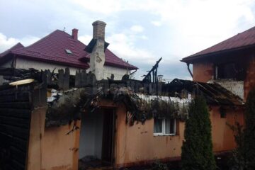 Trăsnetul a aprins acoperișul unei anexe, de la care s-au aprins și alte magazii ale gospodăriei