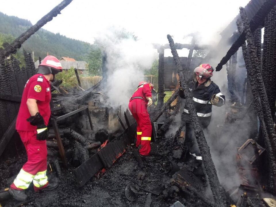 Un trăsnet a provocat un incendiu într-o gospodărie din Câmpulung Moldovenesc