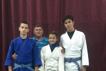 Cei trei sportivi de la CSȘ Gura Humorulu ce vor lupta pentru medalii la Balcaniada Under 15 alături de antrenorul Mihai Pascal