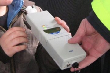 Doi copii și o tânără au fost răniți după ce doi șoferi băuți au scăpat mașinile de sub control