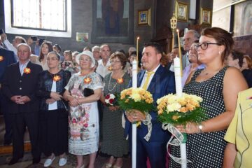 Nașii cuplurilor, tinerii Bogdan și Oana Costîn, una din ultimele perechi de tineri căsătorite la Primăria Fălticeni în luna iulie