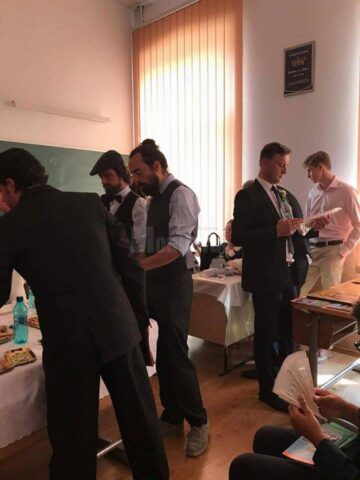 O pereche de tineri îndrăgostiți s-a cununat religios în incinta Colegiului „Ștefan cel Mare”