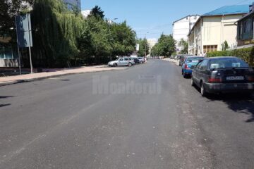 Pe strada Scurta s-a turnat ieri stratul final de asfalt