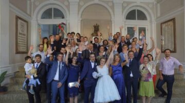 Andreea și Joseph alături de părinți și invitați, în holul principal al colegiului
