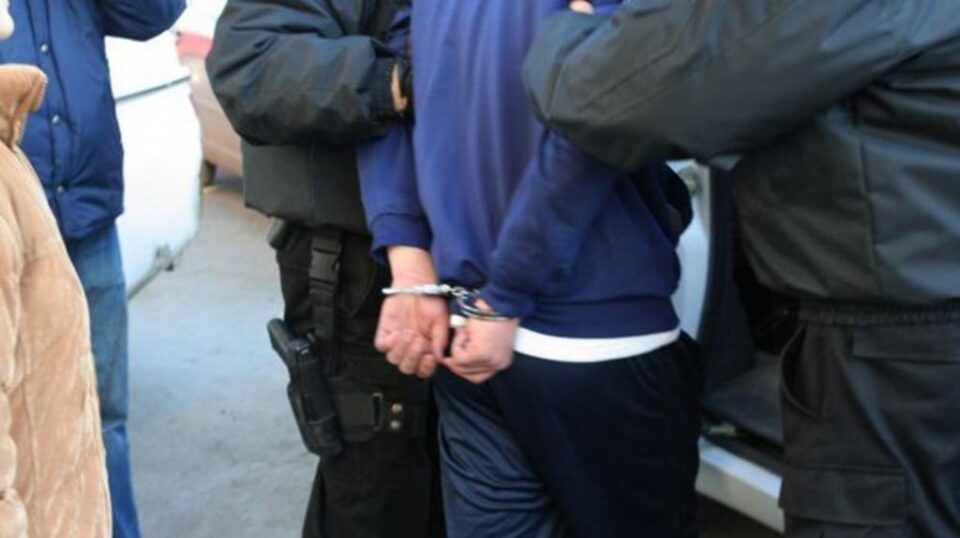 Un bărbat a fost încătușat de polițiști după ce a fost prins băut la volan