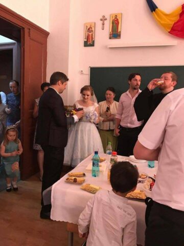 O pereche de tineri îndrăgostiți s-a cununat religios în incinta Colegiului „Ștefan cel Mare”