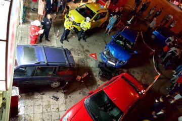 Tânărul a pierdut controlul autoturismului Audi, care a izbit cu putere Opel-ul parcat, care a fost proiectat în interiorul magazinului