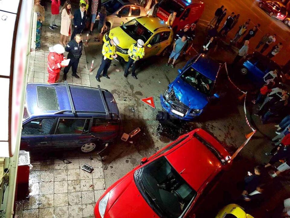 Tânărul a pierdut controlul autoturismului Audi, care a izbit cu putere Opel-ul parcat, care a fost proiectat în interiorul magazinului