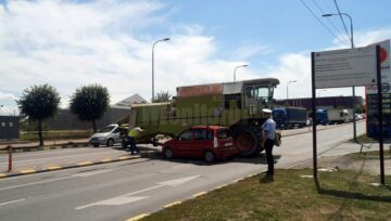 O combină a provocat un accident și a paralizat traficul din Suceava