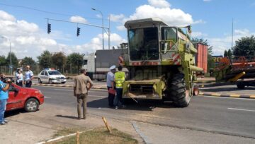 O combină a provocat un accident și a paralizat traficul din Suceava